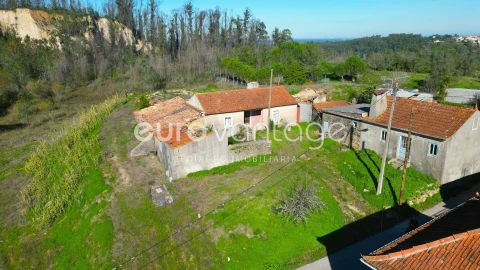 Moradia T2 para Venda em Colmeias e Memória