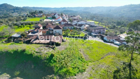 Moradia T2 para Venda em Colmeias e Memória