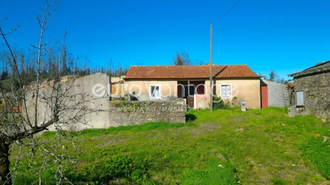 Moradia T2 para Venda em Colmeias e Memória