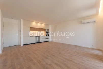 Apartamento T1 para Venda em Parceiros e Azoia