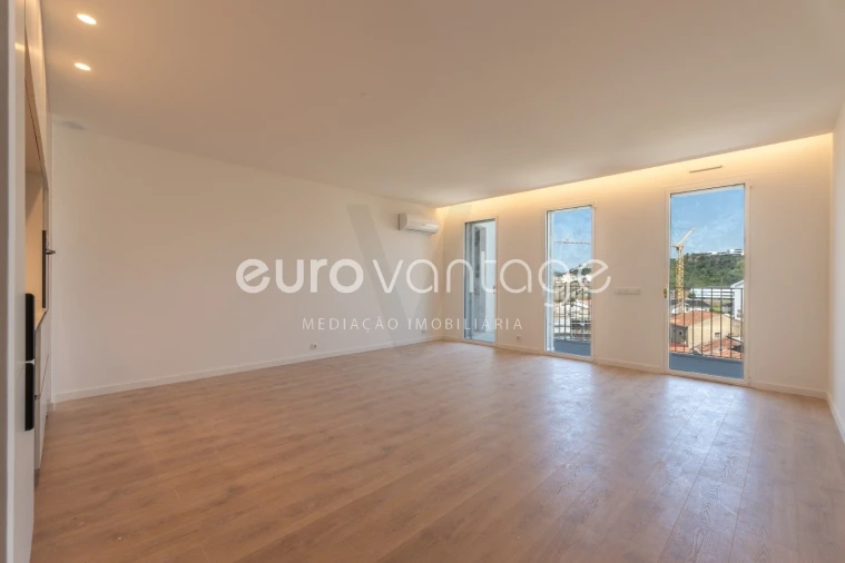 Apartamento T1 para Venda em Parceiros e Azoia Foto 10