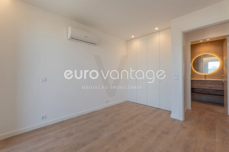 Apartamento T1 para Venda em Parceiros e Azoia Foto 13