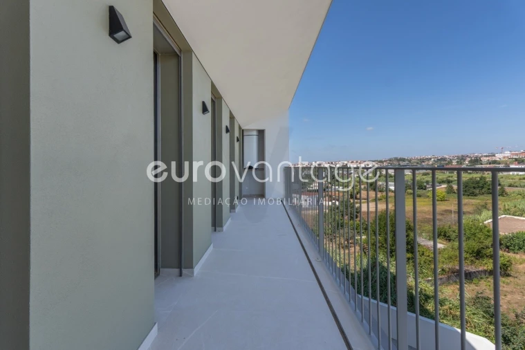 Apartamento T1 para Venda em Parceiros e Azoia Foto 19