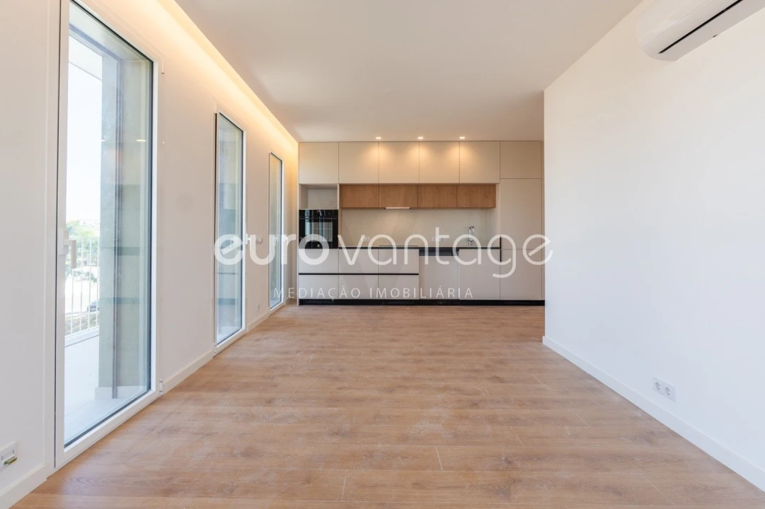 Apartamento T1 para Venda em Parceiros e Azoia Foto 9