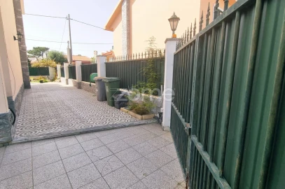 Moradia T4 para Venda em Charneca de Caparica e Sobreda