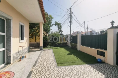 Moradia T4 para Venda em Charneca de Caparica e Sobreda