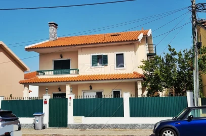 Moradia T4 para Venda em Charneca de Caparica e Sobreda