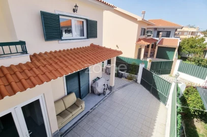 Moradia T4 para Venda em Charneca de Caparica e Sobreda