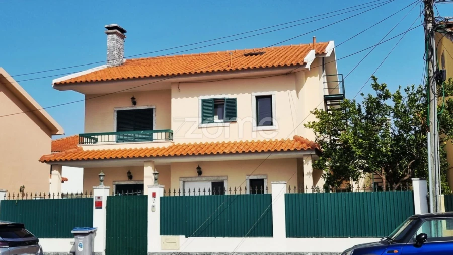 Moradia T4 para Venda em Charneca de Caparica e Sobreda