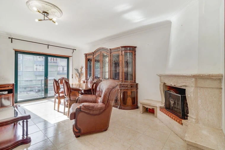 Apartamento T2 para Venda em Rio de Mouro Foto 2