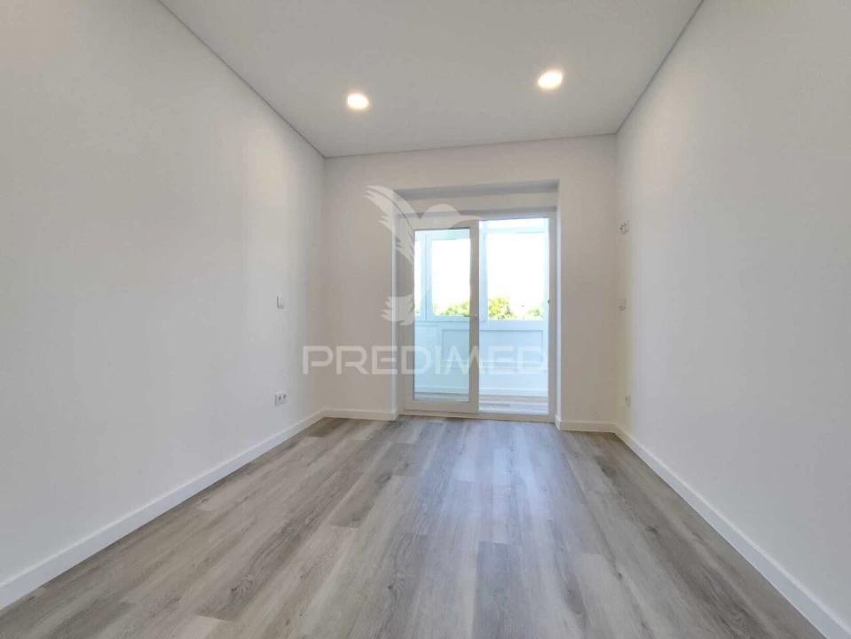 Apartamento T2 para Venda em Corroios Foto 24