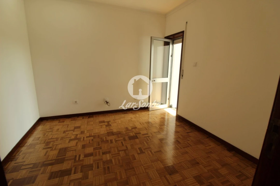 Moradia T2 para Venda em Golães Foto 6