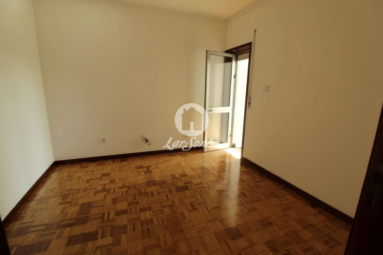 Moradia T2 para Venda em Golães Foto 6