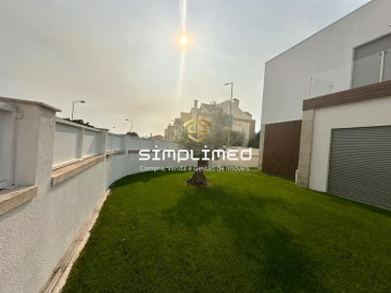 Moradia T5 para Venda em Charneca de Caparica e Sobreda