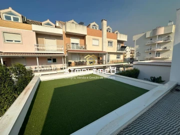 Moradia T5 para Venda em Charneca de Caparica e Sobreda