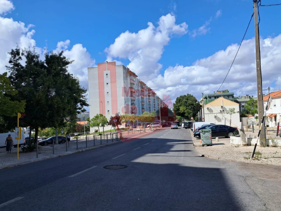 Garagem para Arrendamento em Laranjeiro e Feijó Foto 10