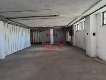 Garagem para Arrendamento em Laranjeiro e Feijó