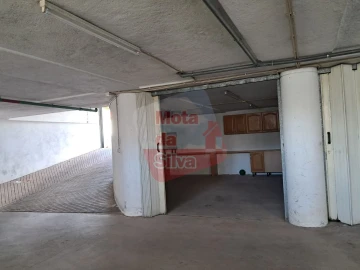 Garagem para Arrendamento em Laranjeiro e Feijó
