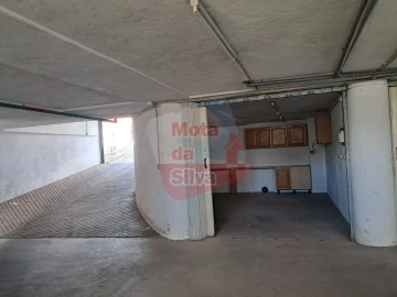 Garagem para Arrendamento em Laranjeiro e Feijó