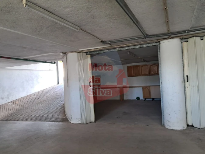 Garagem para Arrendamento em Laranjeiro e Feijó Foto 3