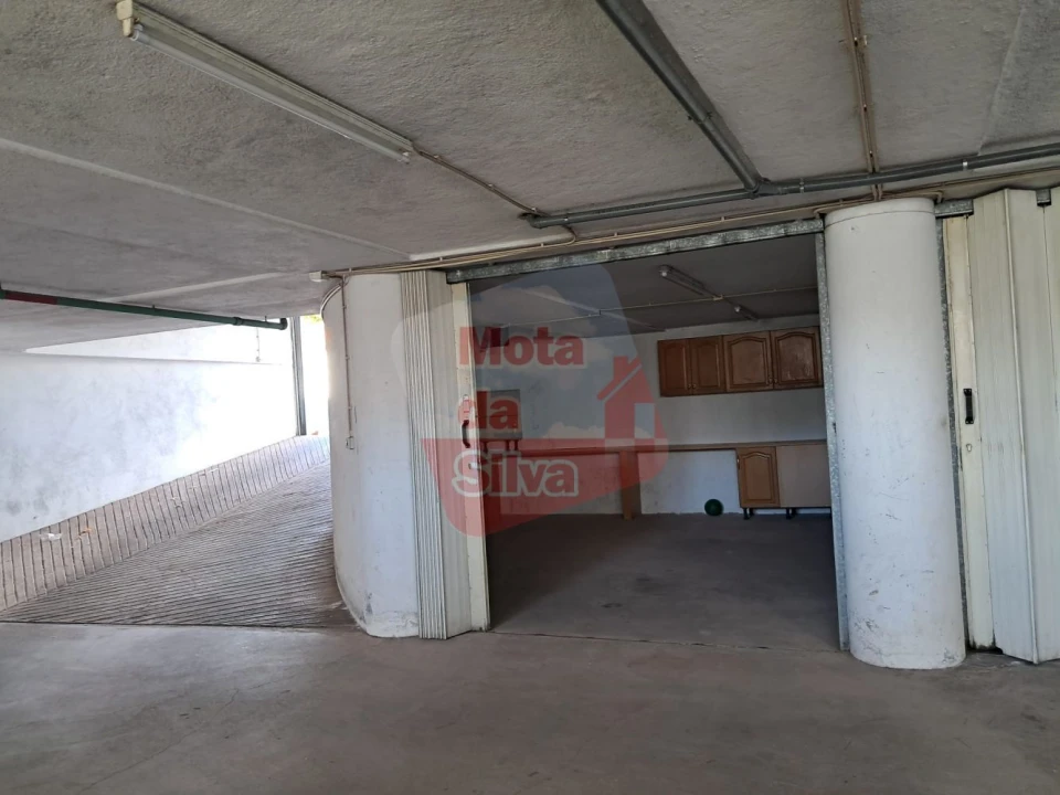 Garagem para Arrendamento em Laranjeiro e Feijó Foto 3
