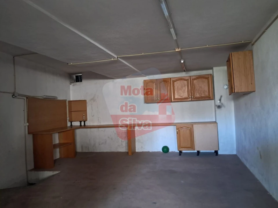 Garagem para Arrendamento em Laranjeiro e Feijó Foto 1