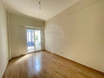 Apartamento T2 para Arrendamento em Benfica