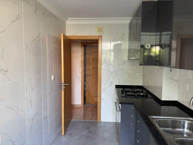 Apartamento T2 para Arrendamento em Benfica Foto 7