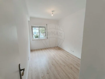 Apartamento T2 para Venda em Massamá e Monte Abraão