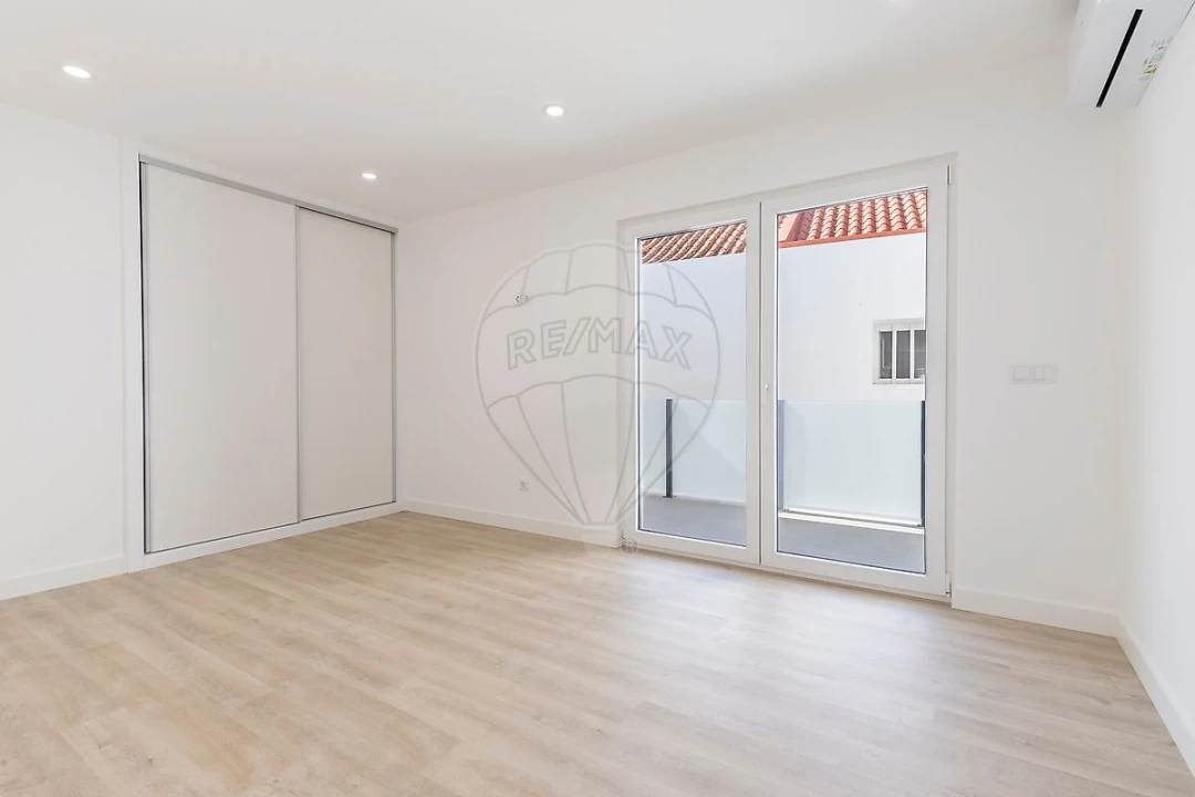 Apartamento T2 para Venda em Santa Maria, São Pedro e Matacães Foto 11