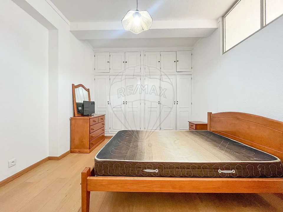 Apartamento T1 para Venda em Santo Antonio dos Olivais Foto 3