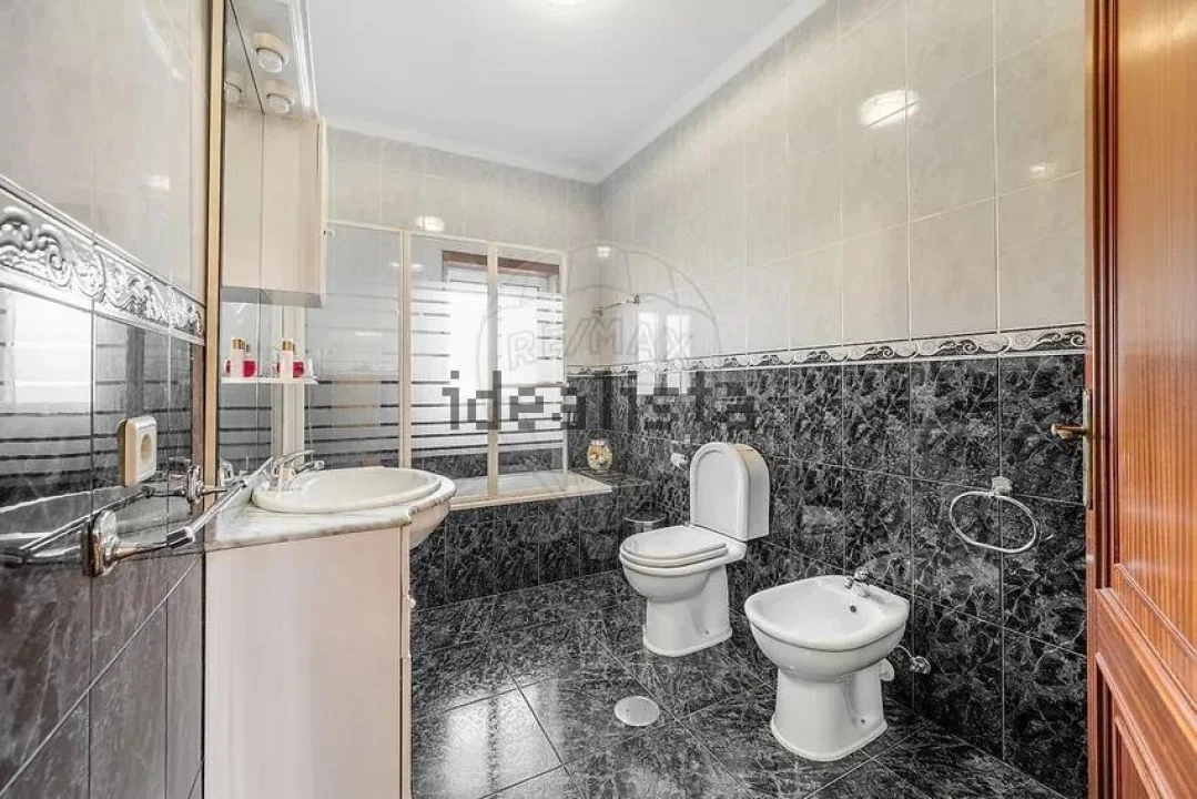 Moradia T4 para Venda em Idães Foto 10
