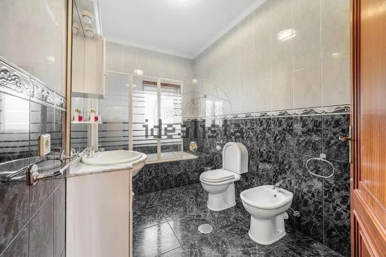 Moradia T4 para Venda em Idães Foto 10