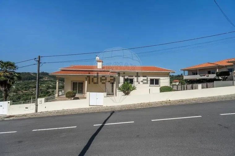Moradia T4 para Venda em Idães Foto 2