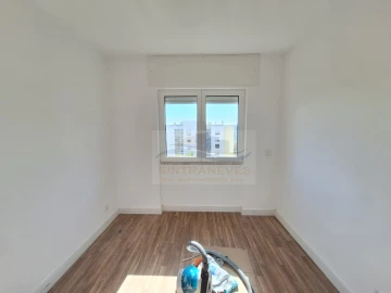 Apartamento T3 para Venda em Santo António dos Cavaleiros e Frielas