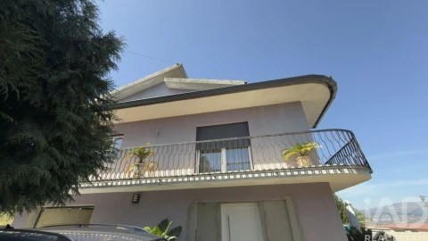 Moradia T4 para Venda em Poiares e Canelas