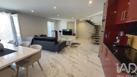 Moradia T4 para Venda em Poiares e Canelas