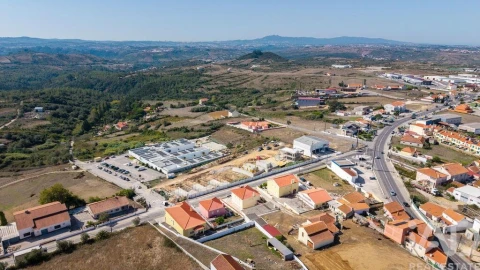 Moradia T3 para Venda em Igreja Nova e Cheleiros