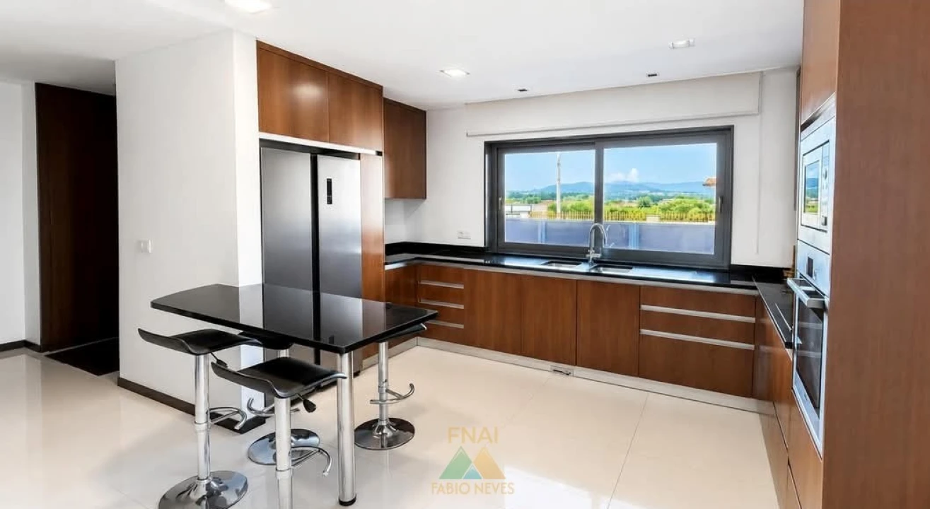 Moradia T4 para Venda em Chafe Foto 8