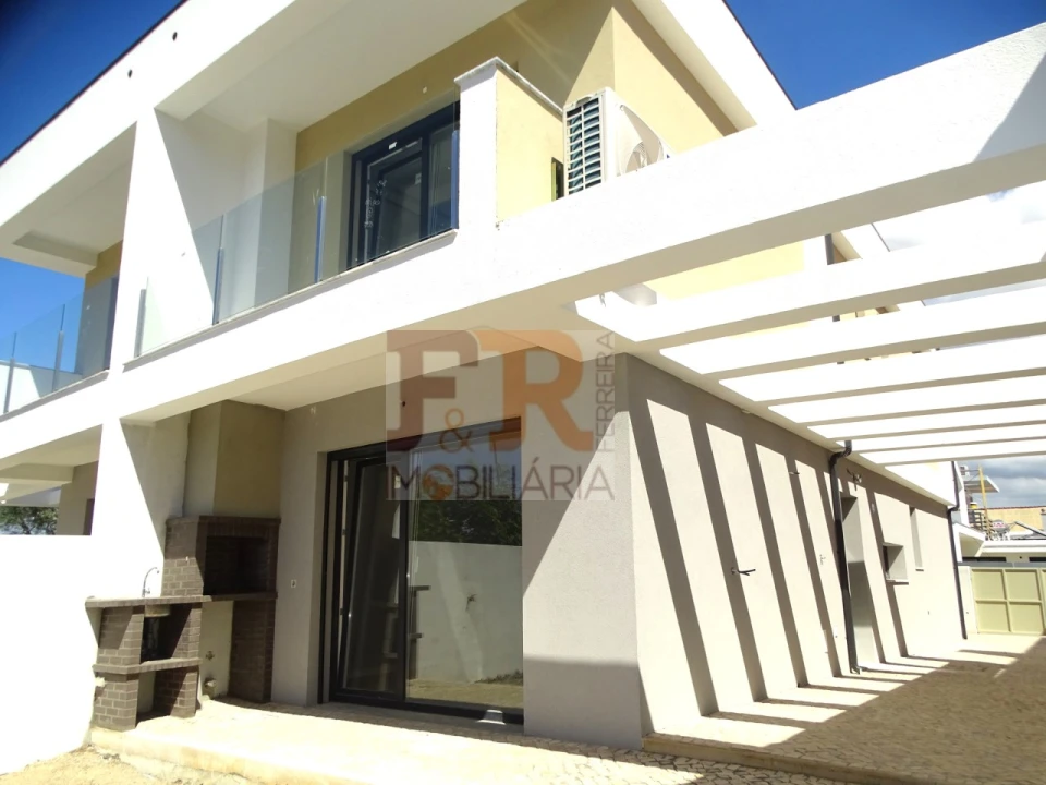 Moradia T3 para Venda em Fernao Ferro Foto 1
