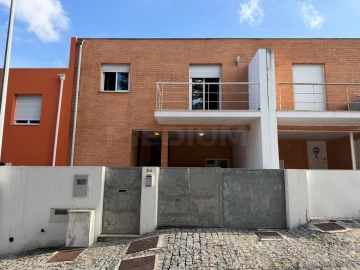 Moradia T3 para Venda em Oliveira (São Mateus)