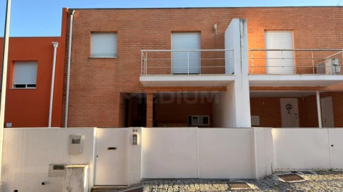 Moradia T3 para Venda em Oliveira (São Mateus)