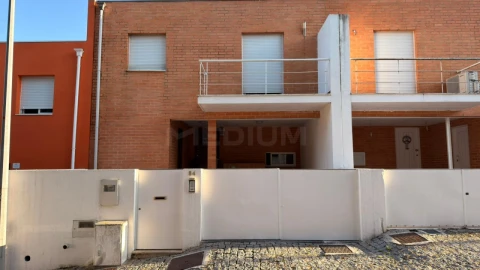 Moradia T3 para Venda em Oliveira (São Mateus)