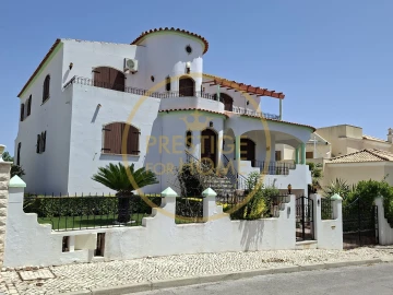 Moradia T5 para Venda em Loule (São Sebastião)