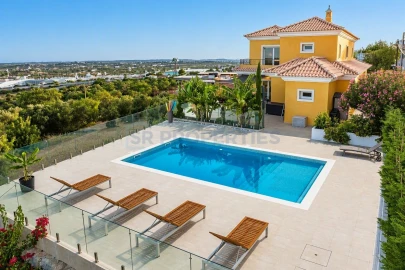 Moradia T6 para Venda em Santa Barbara de Nexe