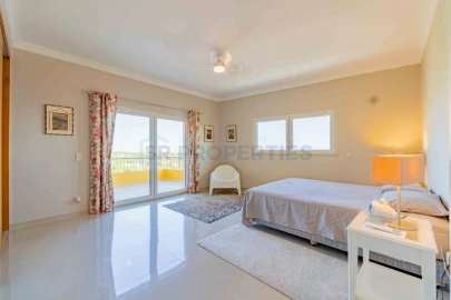 Moradia T6 para Venda em Santa Barbara de Nexe