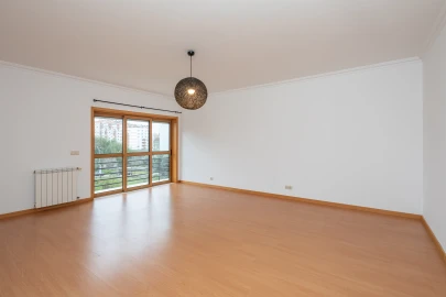 Apartamento T2 para Arrendamento em Agualva e Mira-Sintra
