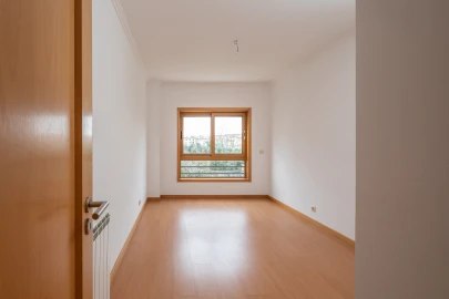 Apartamento T2 para Arrendamento em Agualva e Mira-Sintra