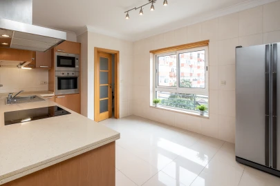 Apartamento T2 para Arrendamento em Agualva e Mira-Sintra