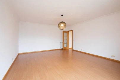 Apartamento T2 para Arrendamento em Agualva e Mira-Sintra